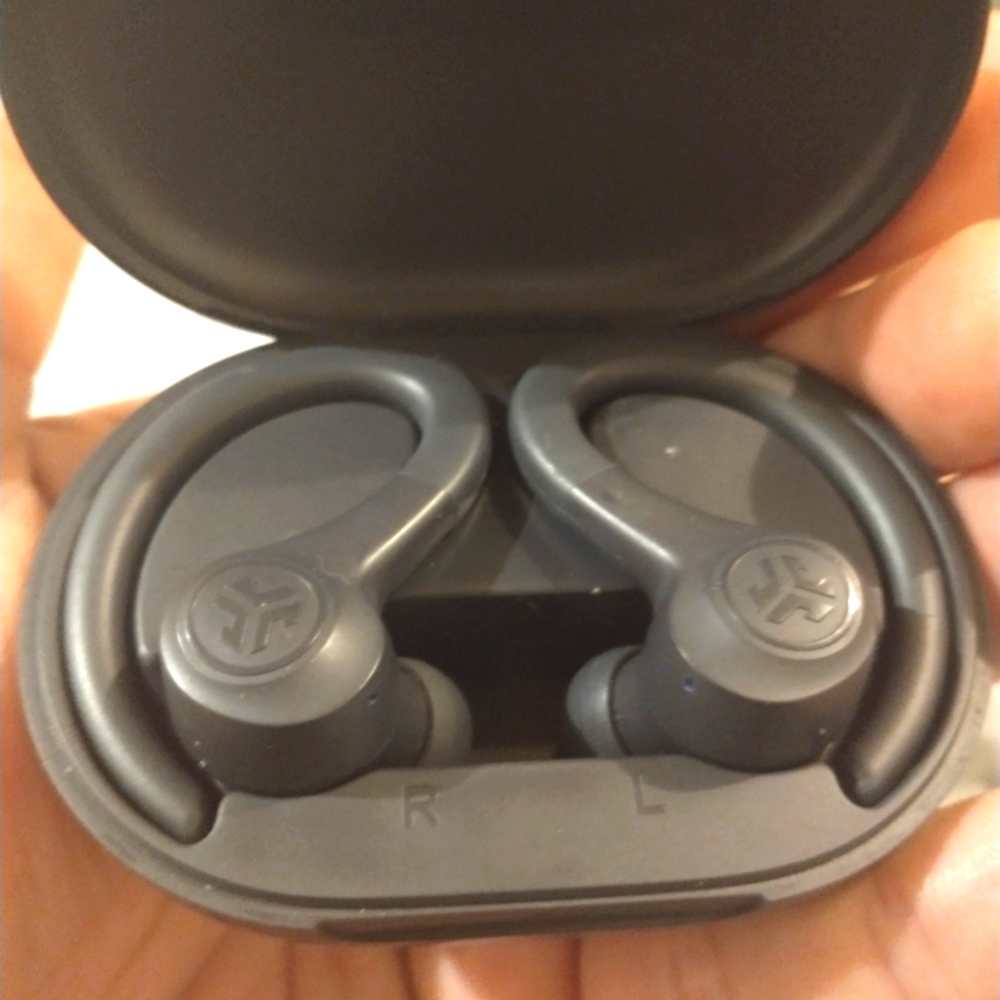 Wireless Bluetooth earbuds